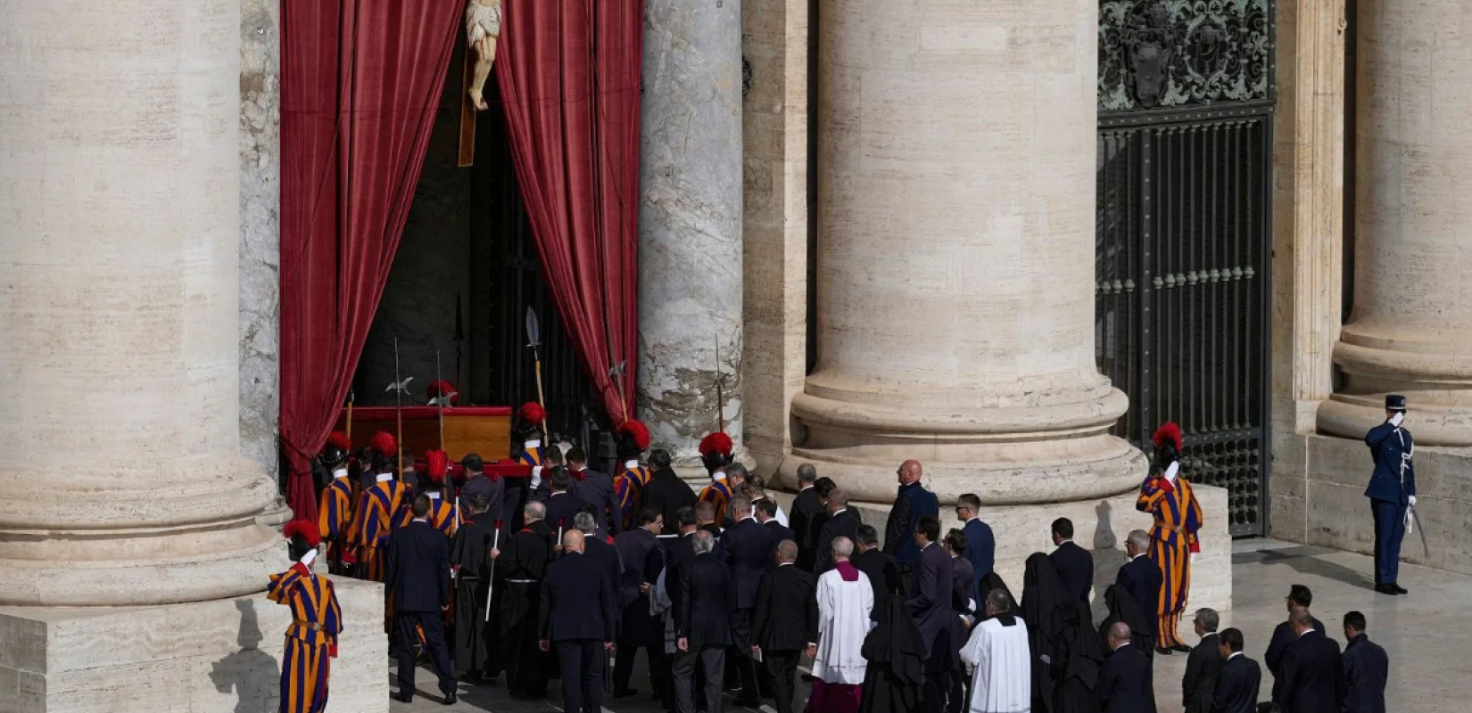 Κηδεία Πάπα Φραγκίσκου: Με πομπή μέσα από τη Ρώμη το τελευταίο αντίο - 150 αρχηγοί κρατών και 10 βασιλείς παρόντες