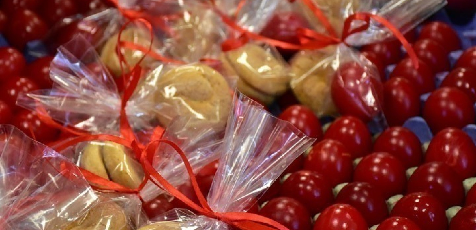 Πασχαλινή δωρεά τροφίμων σε πάνω από 400 άπορες οικογένειες της Ελλάδας από την ομογένεια στις ΗΠΑ