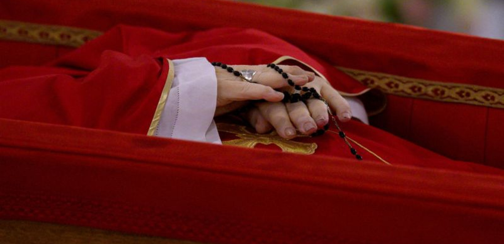 Ο προσωπικός χειρουργός του Πάπα Φραγκίσκου αποκαλύπτει τις τελευταίες του στιγμές - «Είχε ανοιχτά τα μάτια, δεν μου απαντούσε»