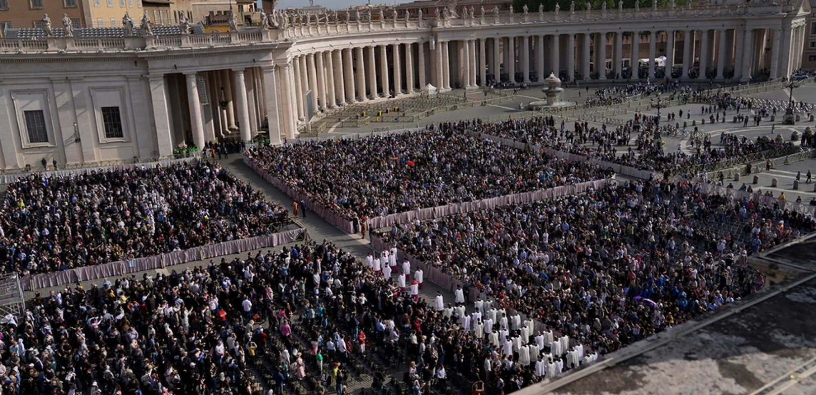 Πάπας Φραγκίσκος: Πάνω από 120.000 πιστοί απέτισαν φόρο τιμής στον ποντίφικα