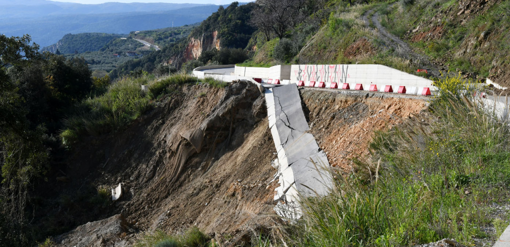 Λάρισα: Κατεπείγουσα προκαταρκτική εξέταση για κατάρρευση δρόμου μεταξύ Ρακοπόταμου – Κεραμιδίου