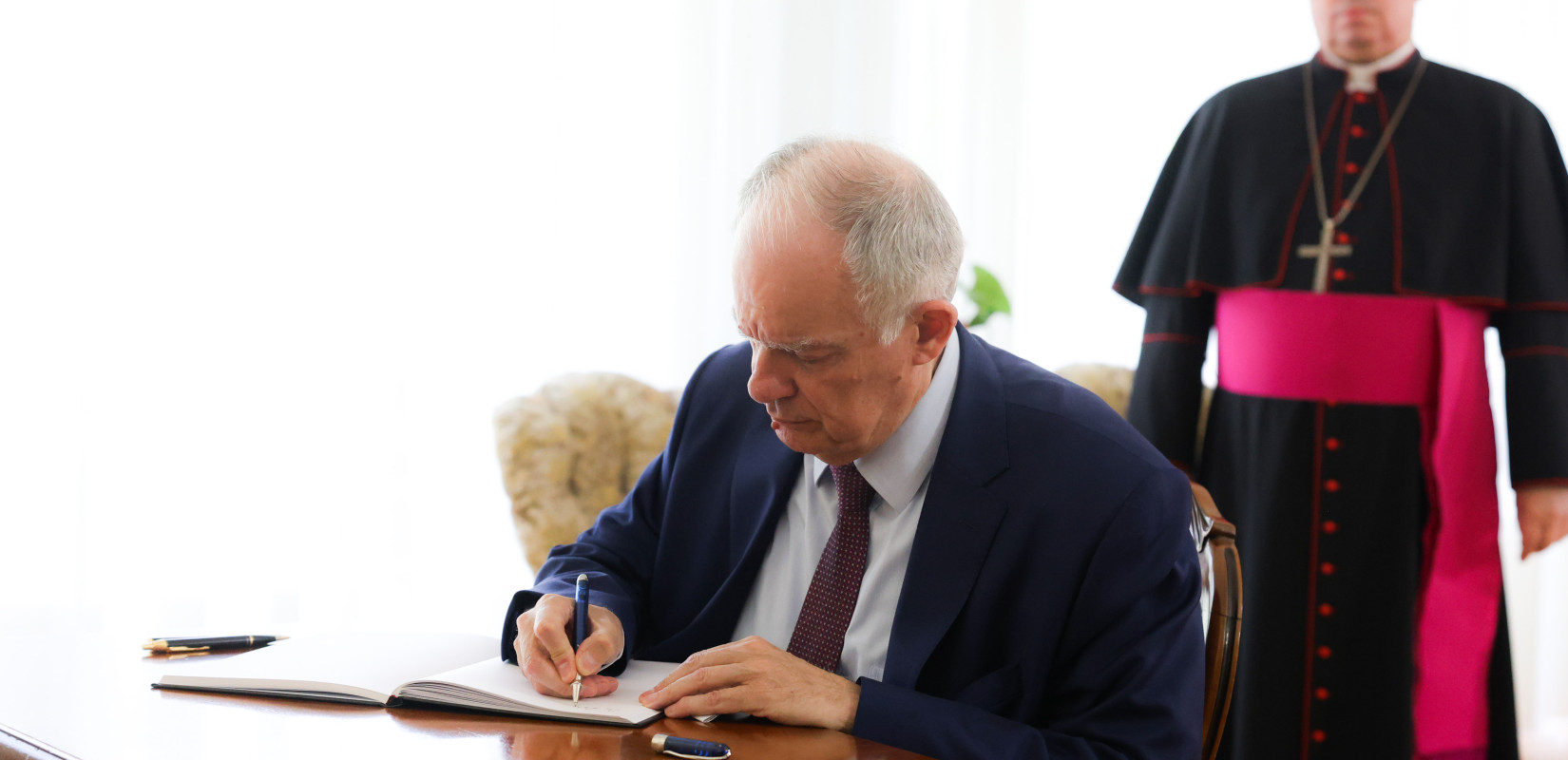 ΠτΔ Κ. Τασούλας: Στην πρεσβεία της Αγίας Έδρας στην Αθήνα υπέγραψε το βιβλίο συλλυπητηρίων για τον πάπα Φραγκίσκο