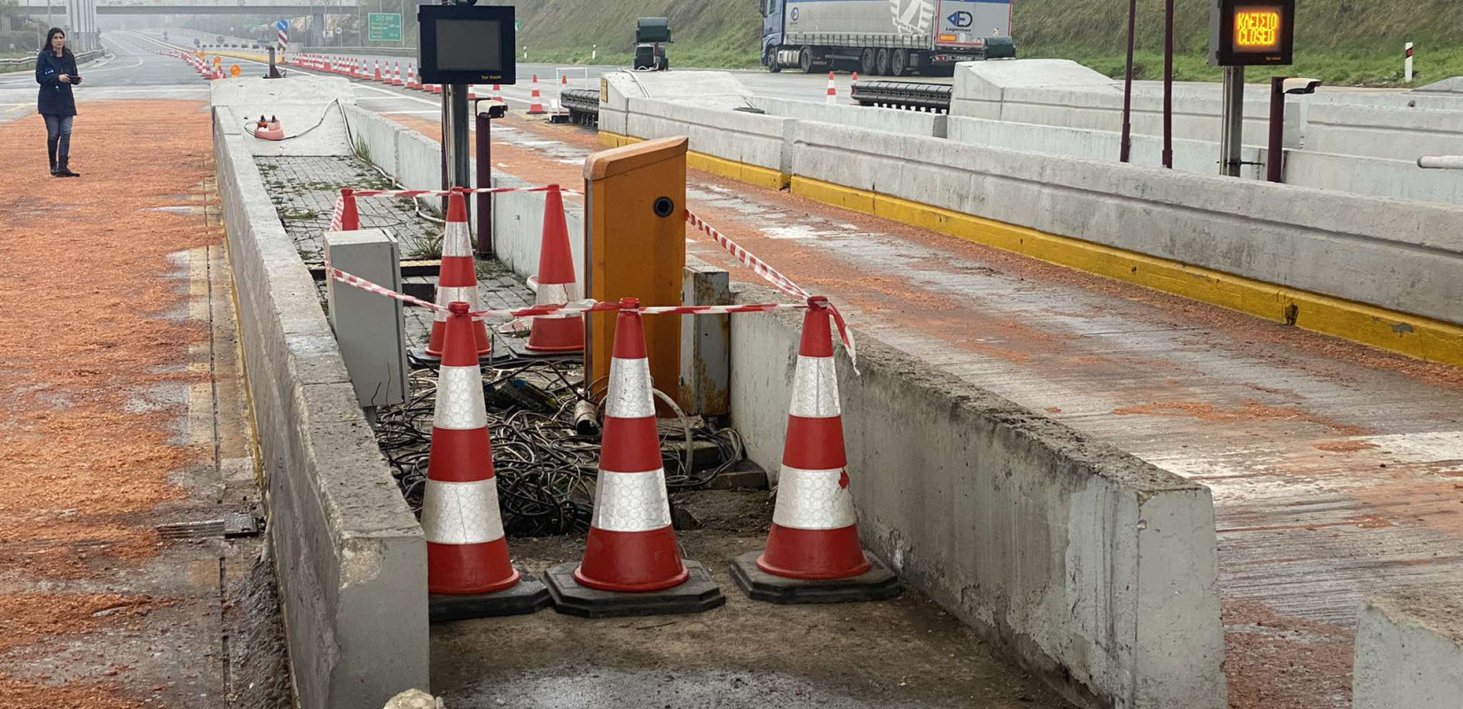 Δυστύχημα στα διόδια Πολυμύλου: Η συνομιλία της εργαζόμενης με τους οδηγούς