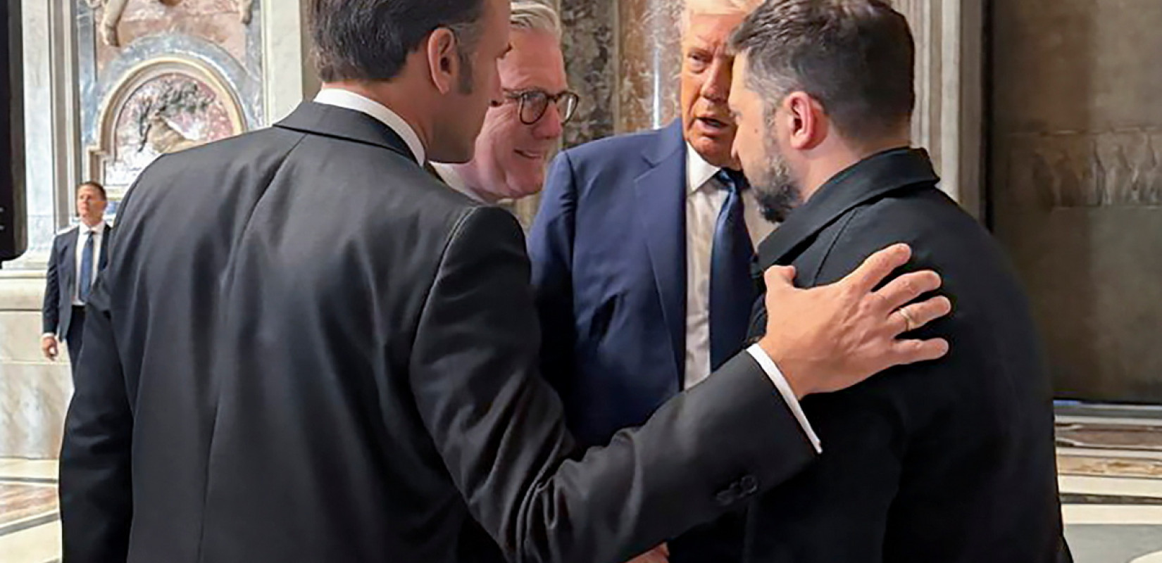 Γαλλία: Τραμπ, Ζελένσκι, Μακρόν και Στάρμερ είχαν μια «θετική συνάντηση» στο περιθώριο της κηδείας του πάπα Φραγκίσκου