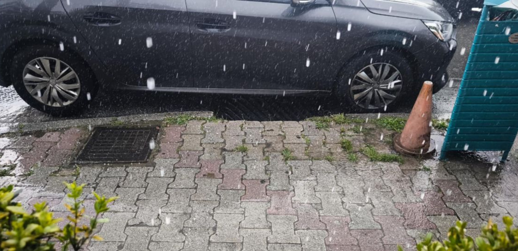 Βροχή και χαλάζι στην Καλαμαριά (βίντεο)