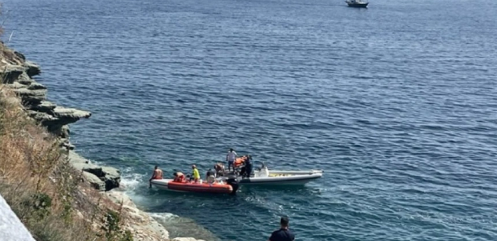Τραγωδία στην Άνδρο: Νεκρή ανασύρθηκε μια γυναίκα μετά από πτώση αυτοκινήτου στη θάλασσα