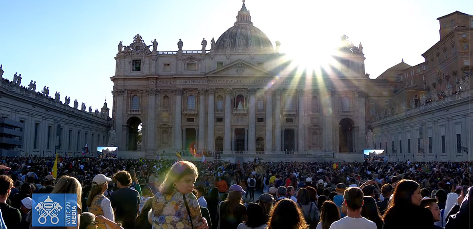 Λευκός καπνός στο Βατικανό: Εξελέγη ο νέος Πάπας - Δείτε live