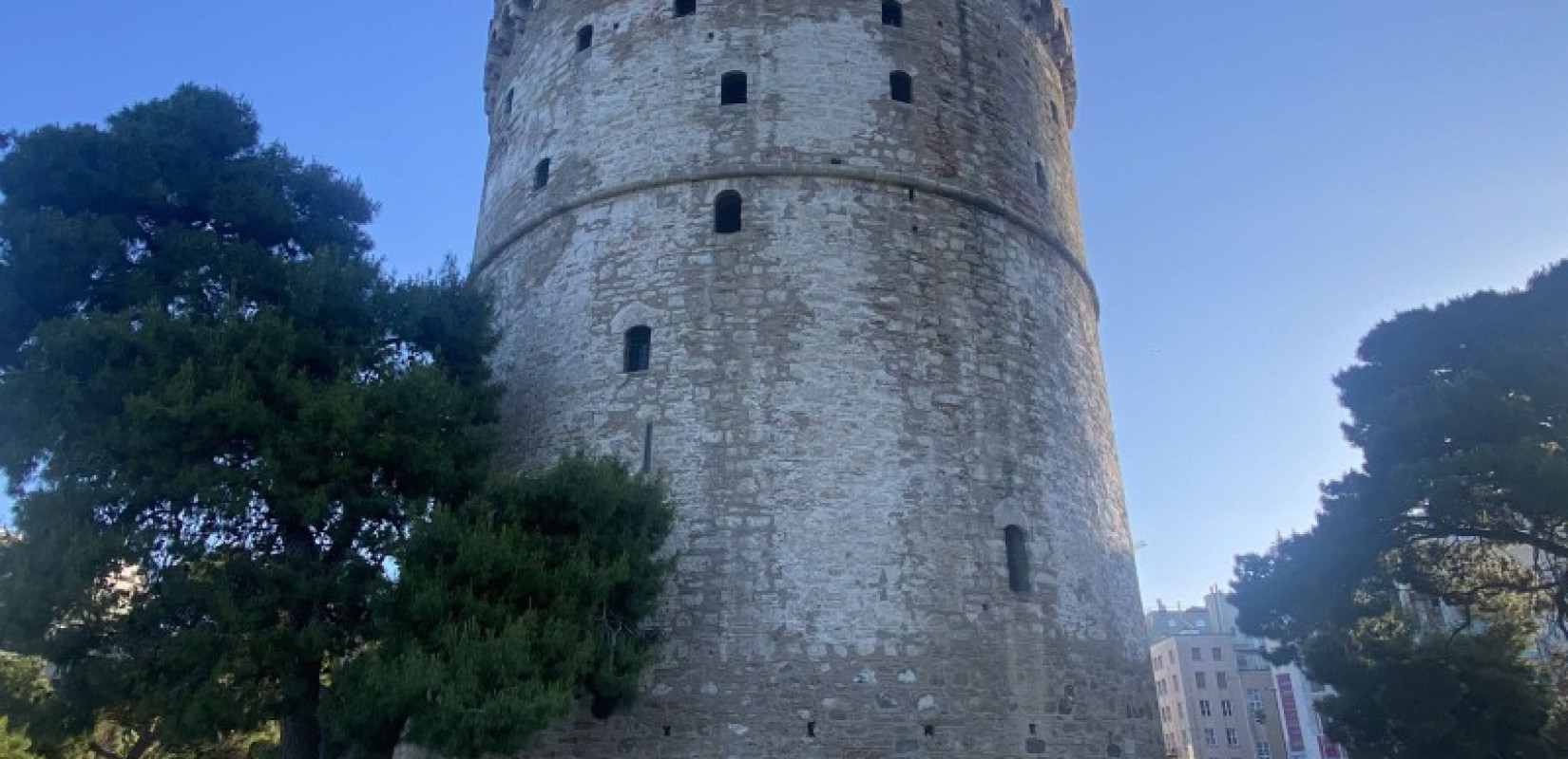 Θεσσαλονίκη: Βάνδαλοι έβαψαν με κίτρινη μπογιά τον Λευκό Πύργο - Δείτε φωτογραφίες