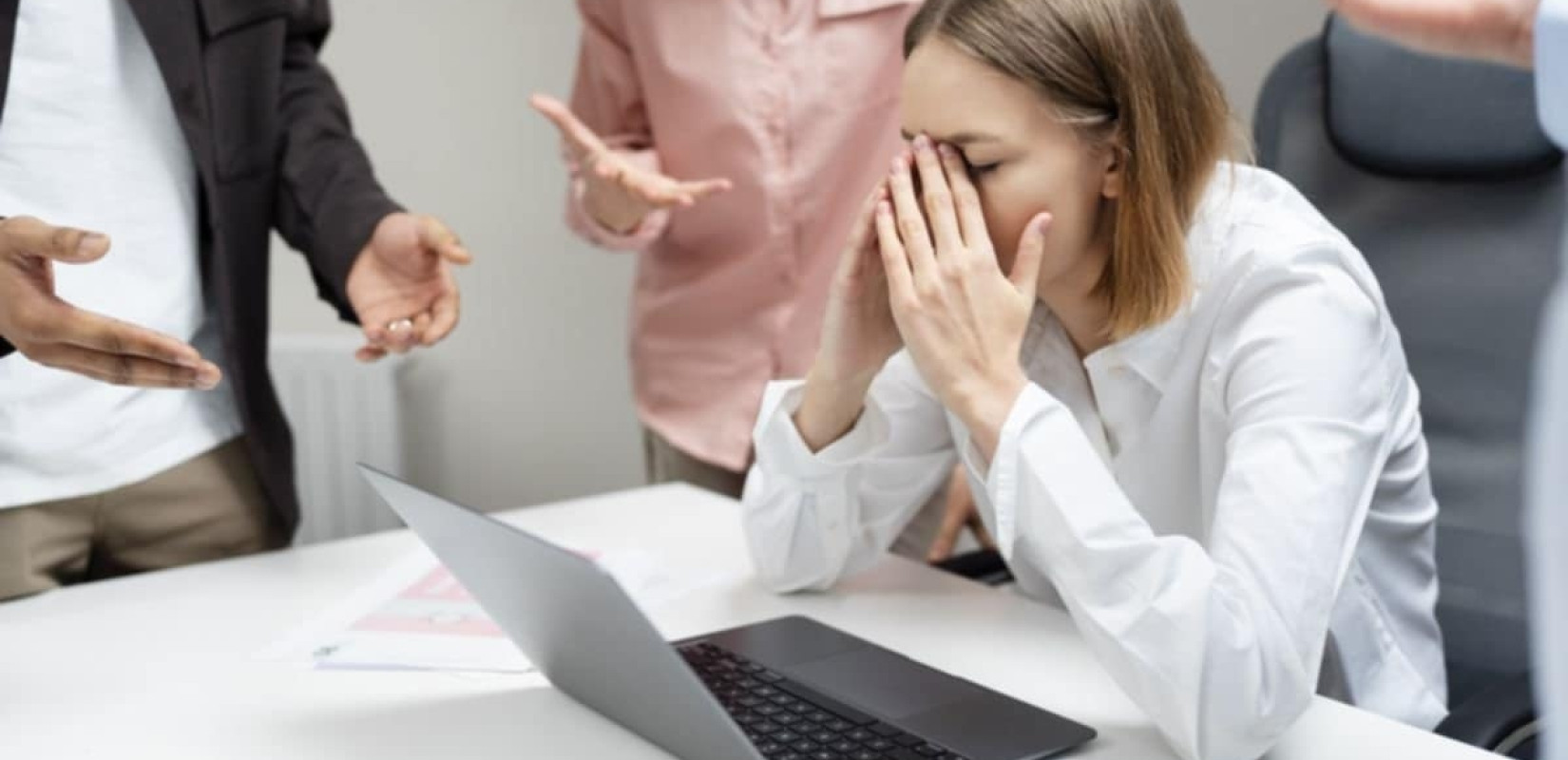Όταν η εργασία παύει να είναι ασφαλής - Το φαινόμενο mobbing και η έκρηξη καταγγελιών για βία και παρενόχληση