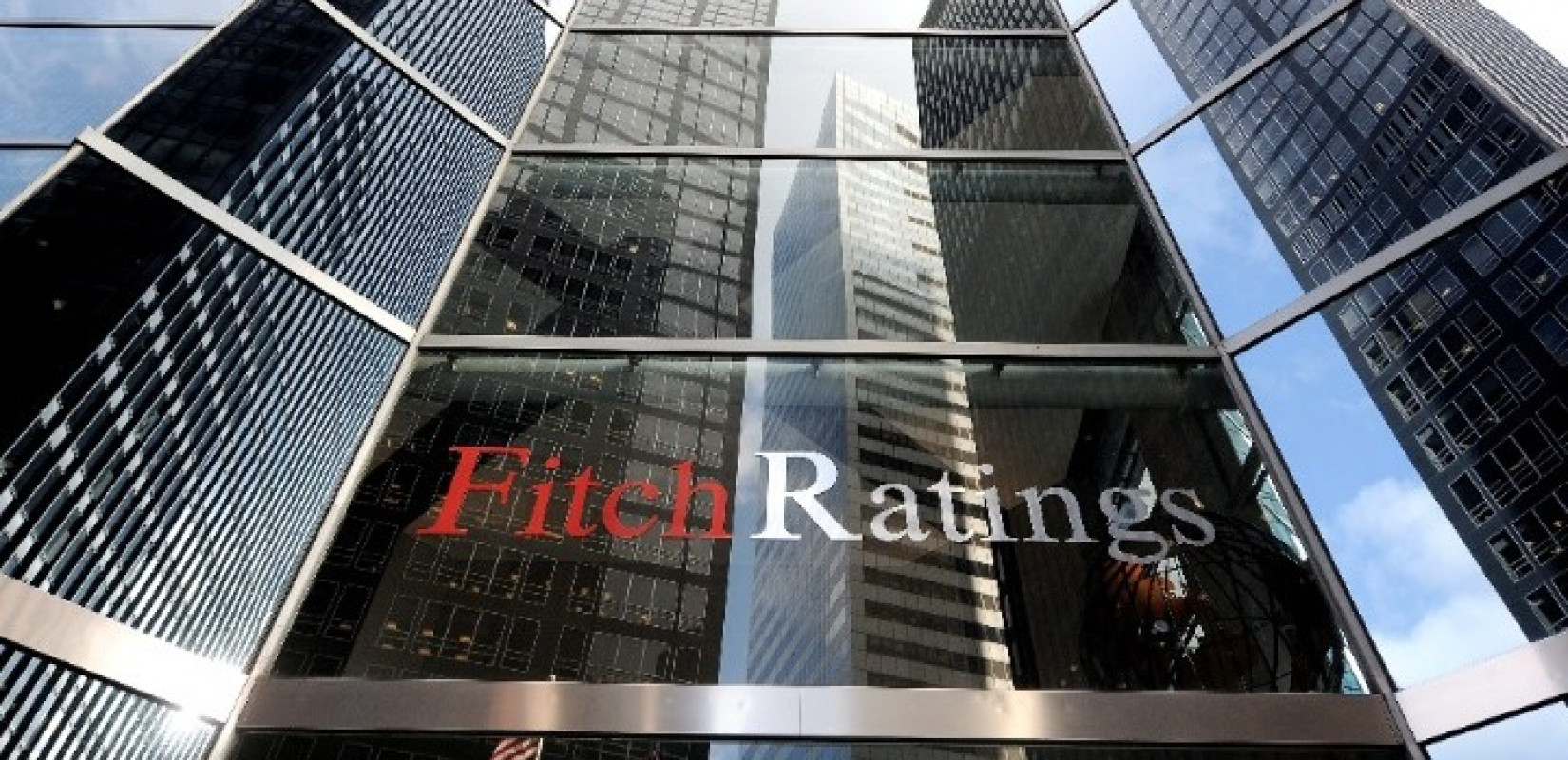 Fitch: Αναβάθμισε σε θετικό το outlook της ελληνικής οικονομίας