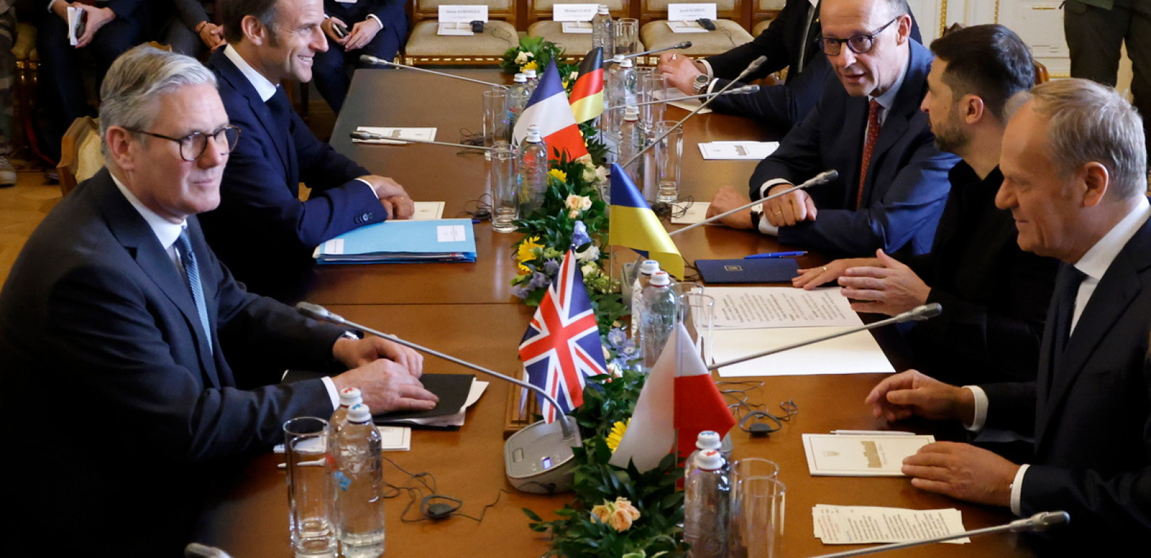 Ουκρανία: Eκεχειρία 30 ημερών ή αυστηροποίηση κυρώσεων, το μήνυμα Μακρόν και Μερτς στον Πούτιν