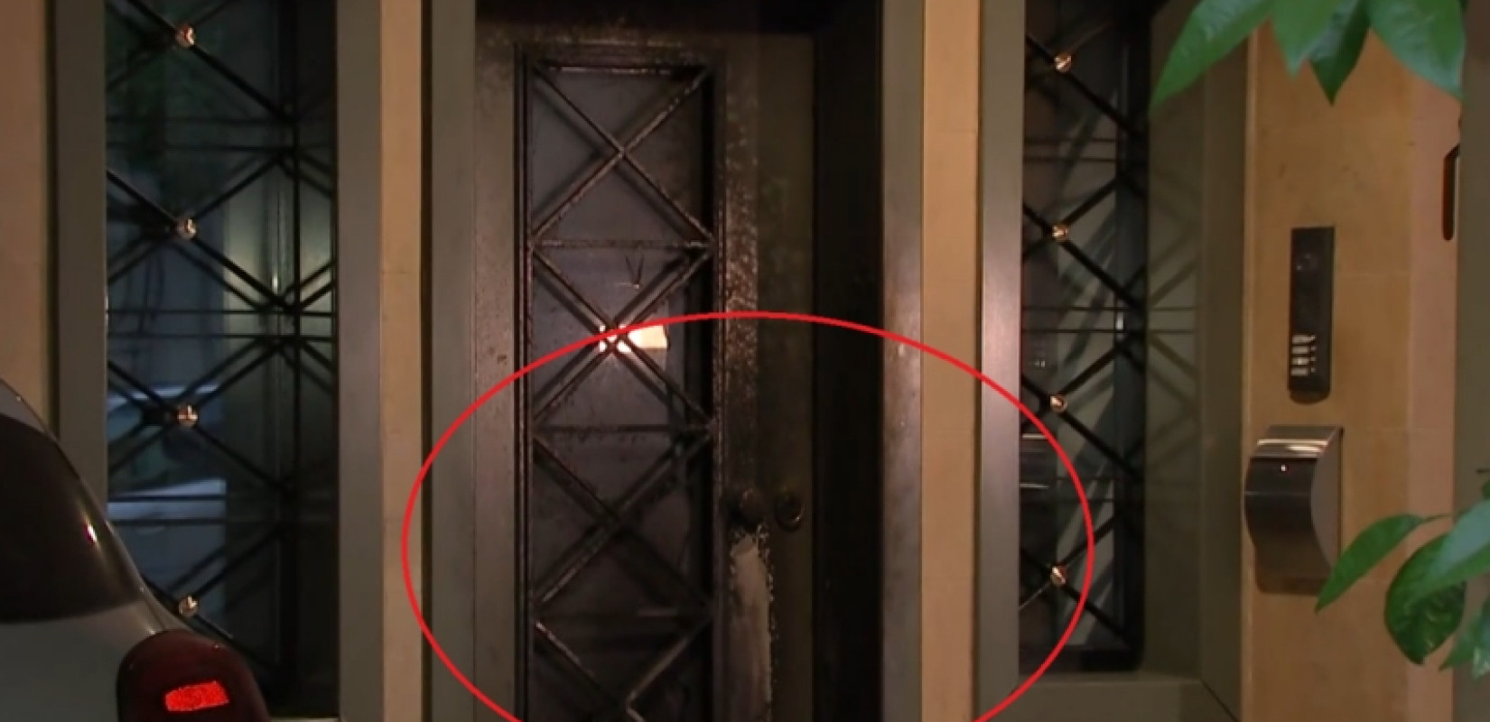 Αθήνα: Έκρηξη εμπρηστικού μηχανισμού στην πολυκατοικία που διαμένει ο βουλευτής τη ΝΔ, Μ. Χαρακόπουλος στα Πετράλωνα (βίντεο)