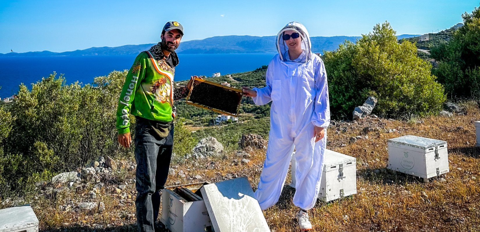 Ζευγάρι μελισσοκόμων εγκαταλείπει την πόλη και αφιερώνει τη ζωή του στις μέλισσες