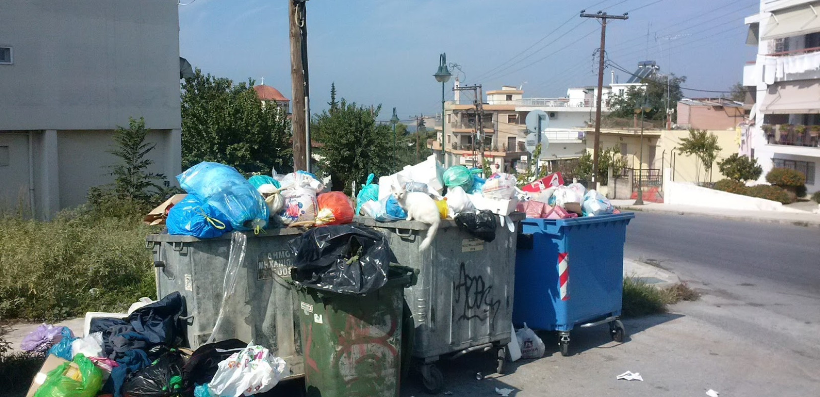 Θερμαϊκός: Στο… έλεος των σκουπιδιών - Η απεργία στην καθαριότητα τινάζει στον αέρα και τη «Λευκή Νύχτα»