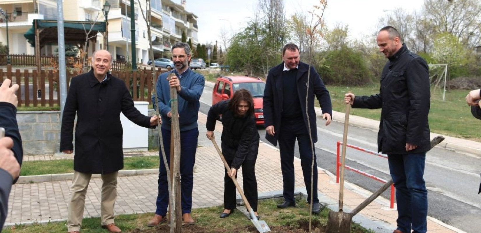 Κοζάνη: Φύτεψαν από ένα δένδρο για να συμβολίσουν το μέλλον χωρίς άνθρακα