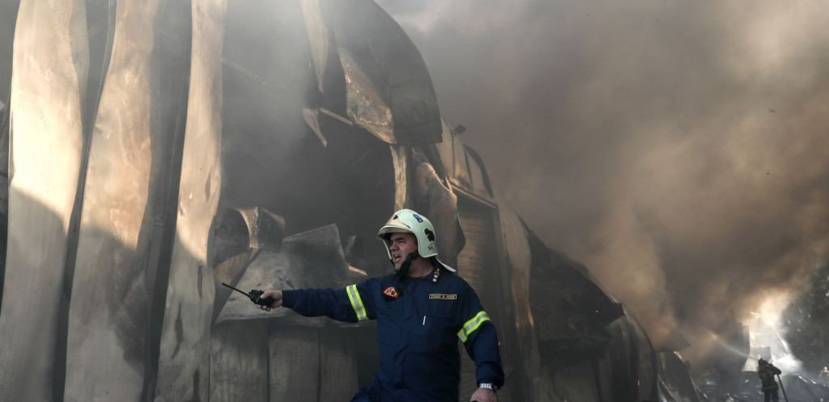 Σε εξέλιξη πυρκαγιά σε αποθήκη χαρτικών στα Γλυκά Νερά