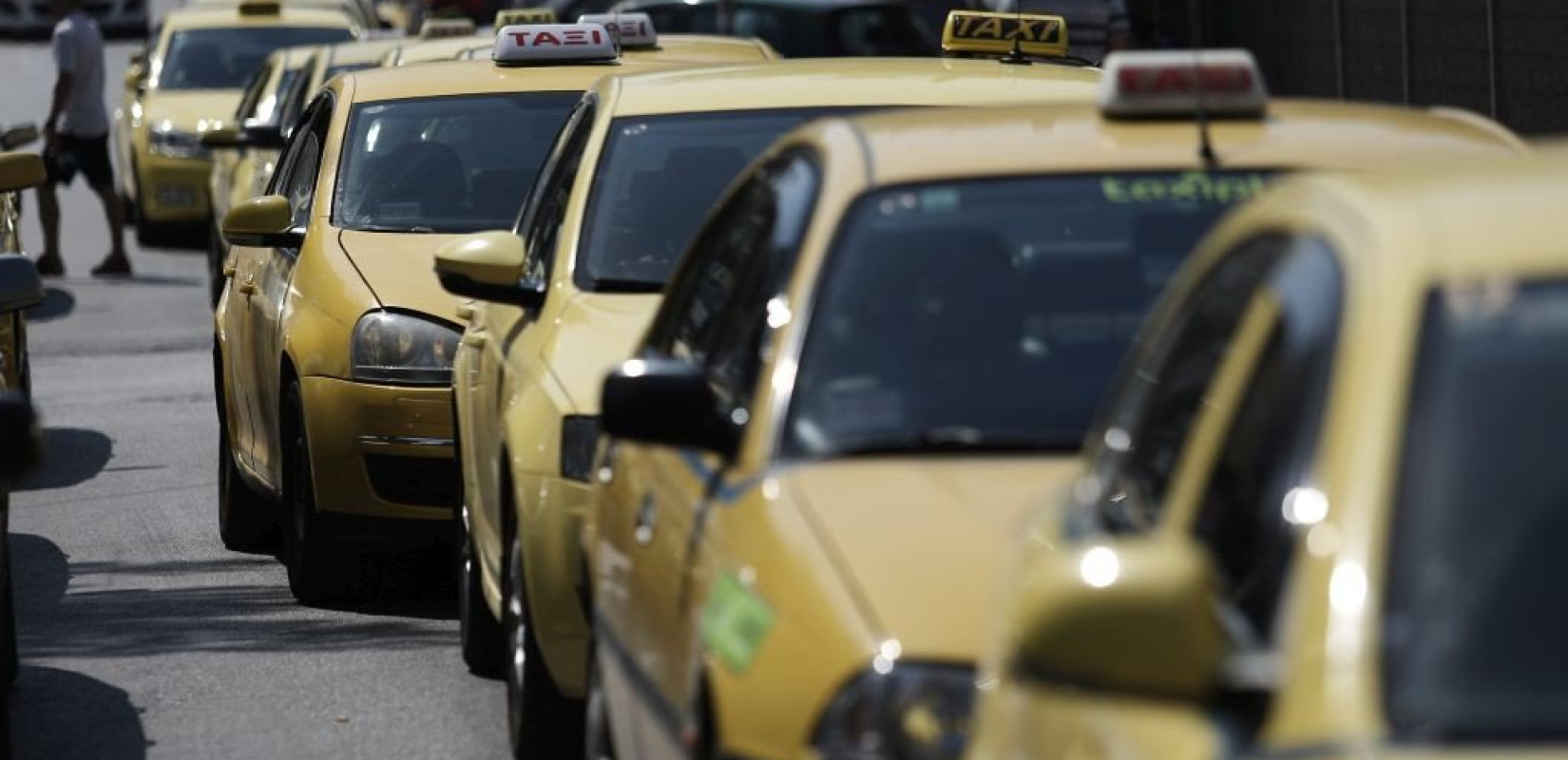 Να αφαιρεθεί η άδεια του ταξιτζή που άφησε αβοήθητη τη γυναίκα που πυροβόλησε ο άνδρας της ζητά ο ΣΑΤΑ
