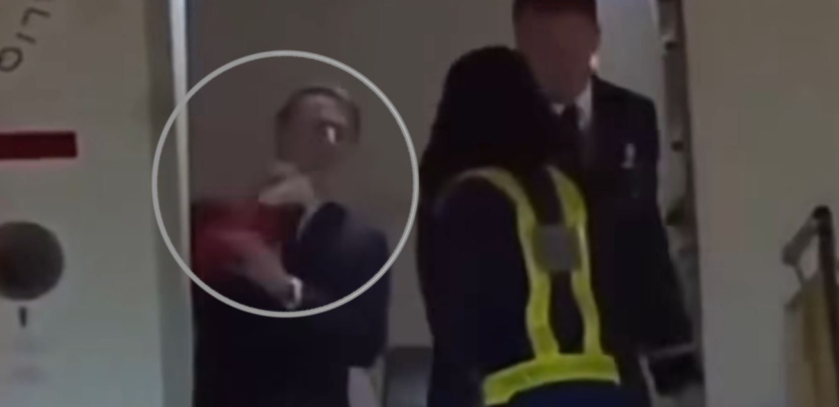 Viral η σφαλιάρα της Μπριζίτ στον Εμανουέλ Μακρόν την στιγμή της άφιξής τους στο Βιετνάμ - Δείτε βίντεο