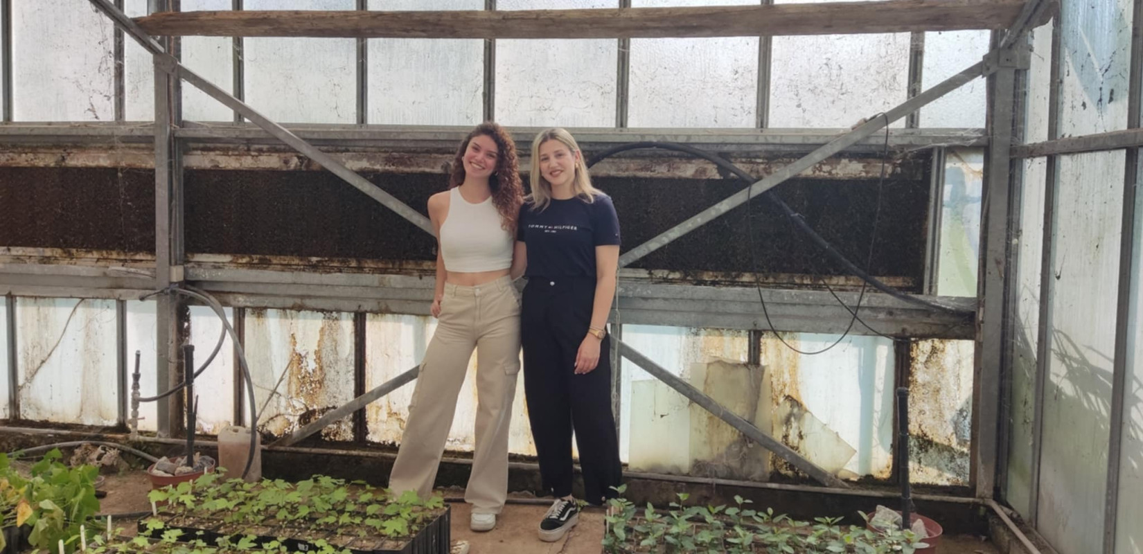 Η φοιτήτρια του τμήματος Εύα Τσιμπουροπούλου (στα αριστερά) και η καθηγήτρια του τμήματος Ευγενία Παπαϊώανου