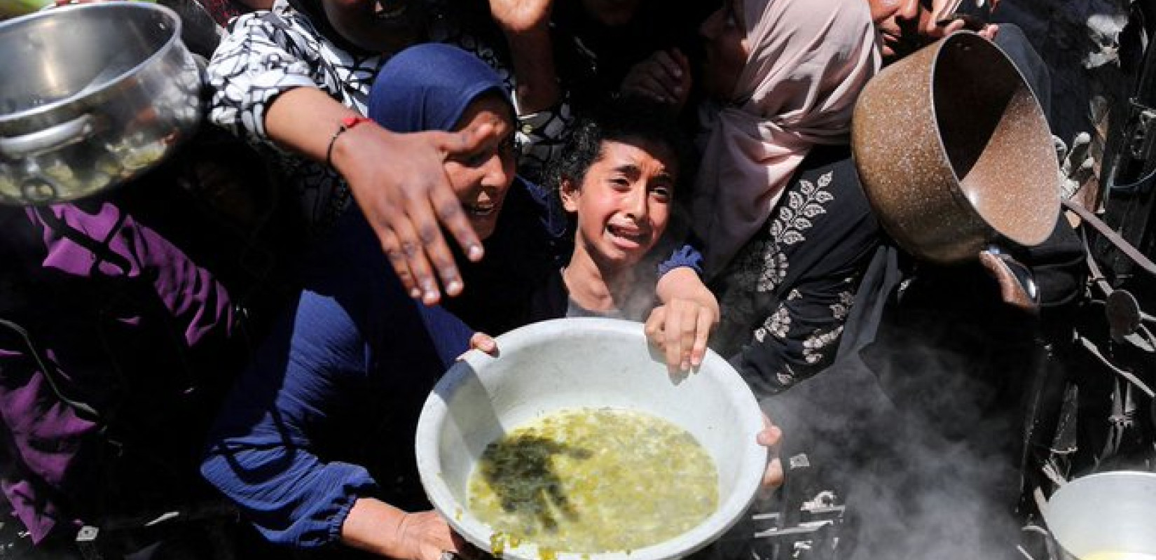 Γάζα: Τουλάχιστον 107 φορτηγά με ανθρωπιστική βοήθεια έφτασαν στον παλαιστινιακό θύλακα