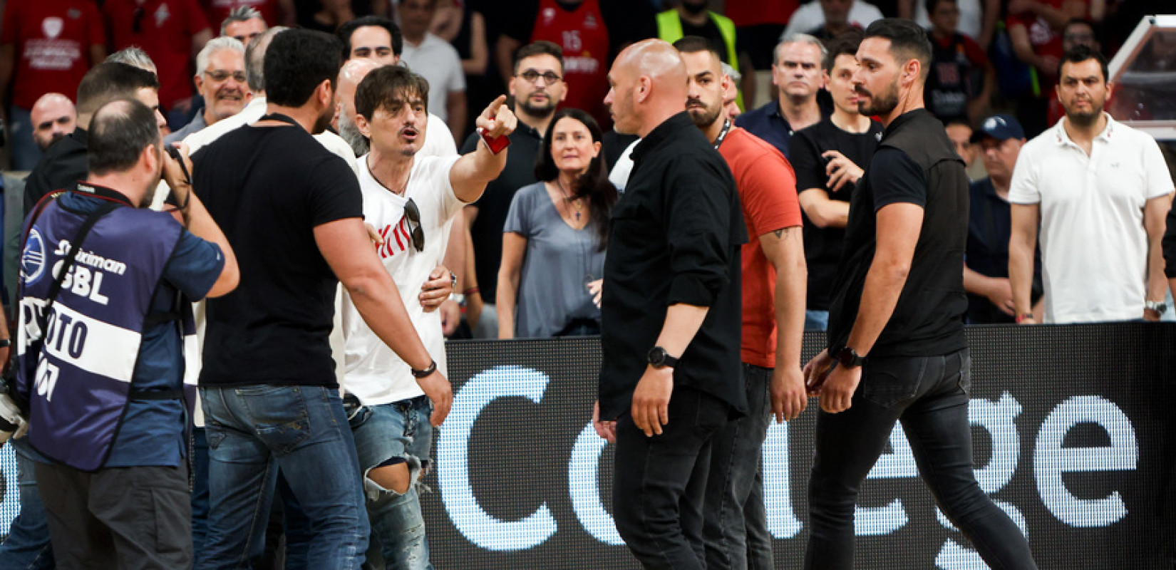 Μπάσκετ: Ο Ολυμπιακός ισοφάρισε τον Παναθηναϊκό - Σοβαρό επεισόδιο με Γιαννακόπουλο (βίντεο)