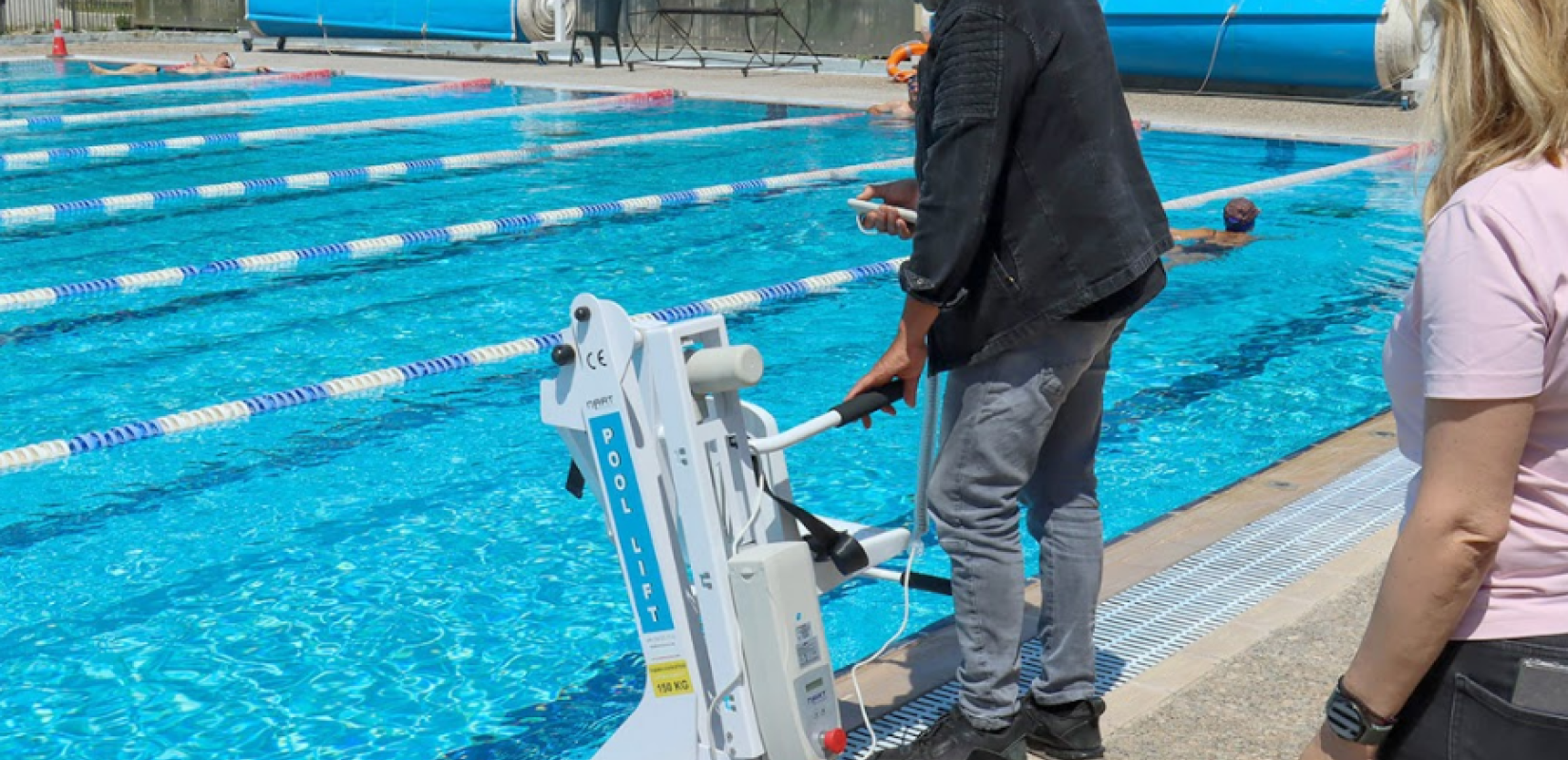 Δημοτικό Κολυμβητήριο Συκεών: Απέκτησε φορητή καρέκλα ανύψωσης για ΑμεΑ - Σε εξέλιξη η διαδικασία εγγραφών