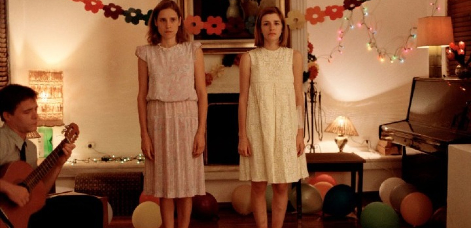 Η ταινία του Γιώργου Λάνθιμου  «Κυνόδοντας» επιστρέφει σε 4K και με νέα αφίσα (βίντεο)