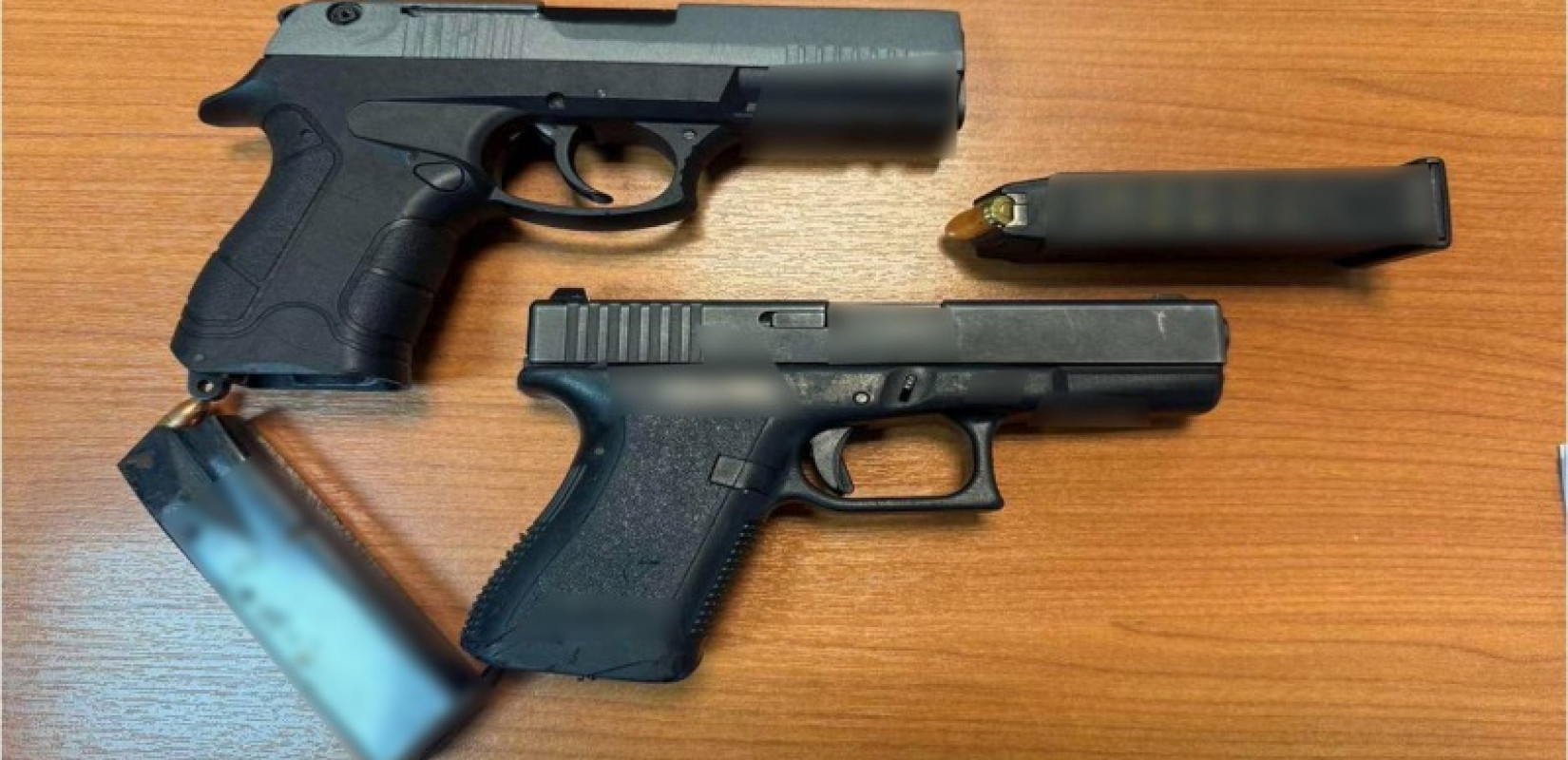 Θεσσαλονίκη: Εντοπίστηκαν όπλα και ναρκωτικά σε διαμέρισμα Airbnb - Δύο συλλήψεις