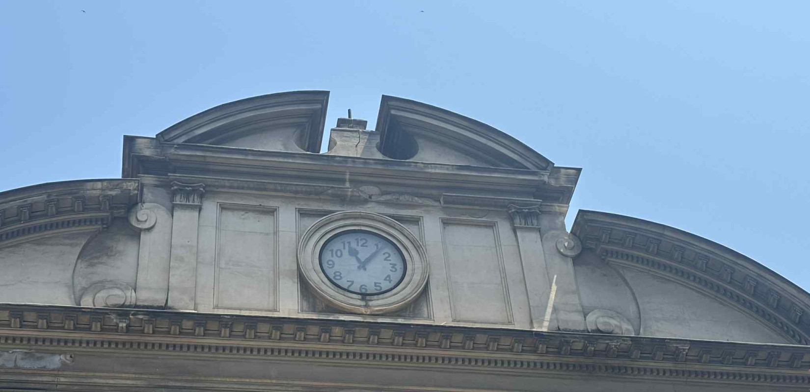 Το ρολόι - σύμβολο στη στοά Μαλακοπής