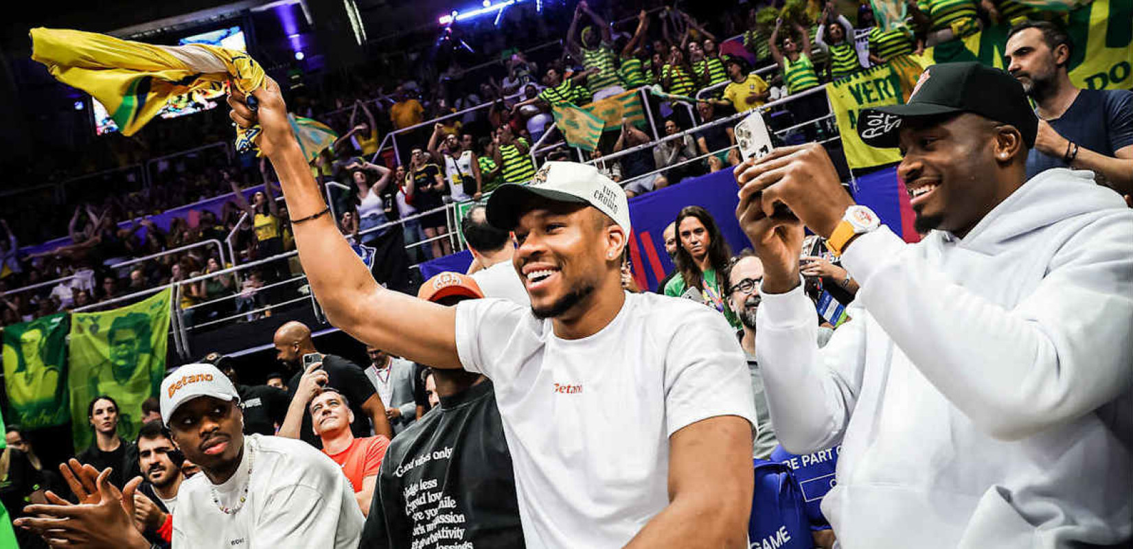 Όταν το μπάσκετ συνάντησε το βόλεϊ: Ο Αντετοκούνμπο γνώρισε την αποθέωση στο Volleyball Nations League (βίντεο)