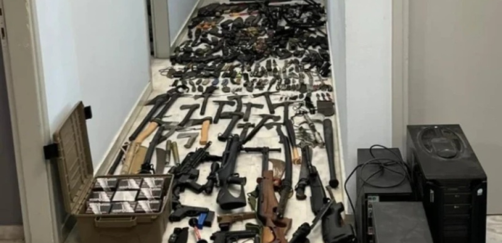 Χανιά: Ολόκληρο... στρατό εξόπλιζε 42χρονος - Επικίνδυνο οπλοστάσιο στο σπίτι του με βαλλίστρες, τόξα, τσεκούρια και σπαθιά