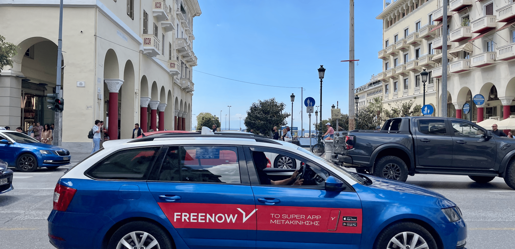 Από κινητά... μέχρι σπαθιά: Τα πιο ασυνήθιστα αντικείμενα που ξεχάστηκαν σε ταξί το 2025