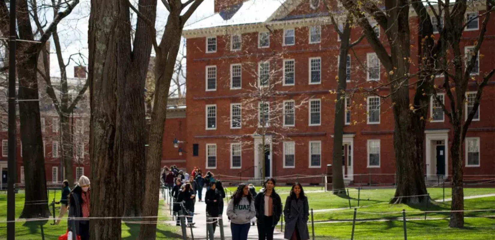 ΗΠΑ: Το Χάρβαρντ προσφεύγει στη Δικαιοσύνη εναντίον της απαγόρευσης εισόδου ξένων φοιτητών