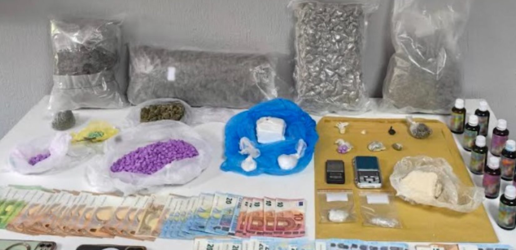 Ημαθία: Μετέφεραν ναρκωτικά με αυτοκίνητο – Δύο συλλήψεις και έρευνες σε σπίτια στη Θεσσαλονίκη