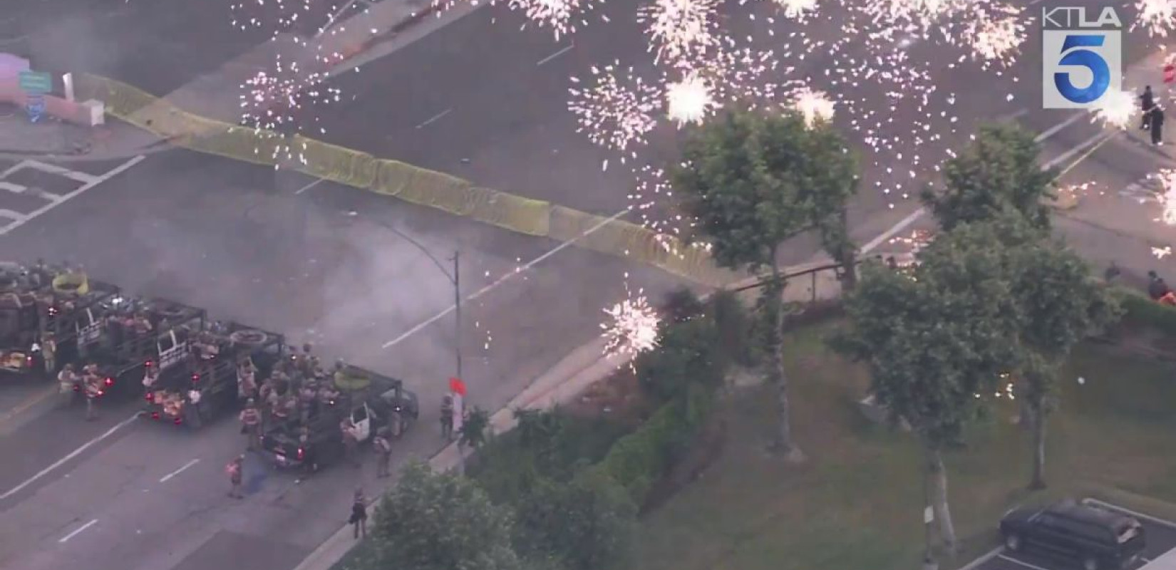 Λος Άντζελες: Ο Τραμπ στέλνει 2.000 στρατιώτες μετά τις διαδηλώσεις και τις ταραχές (βίντεο)