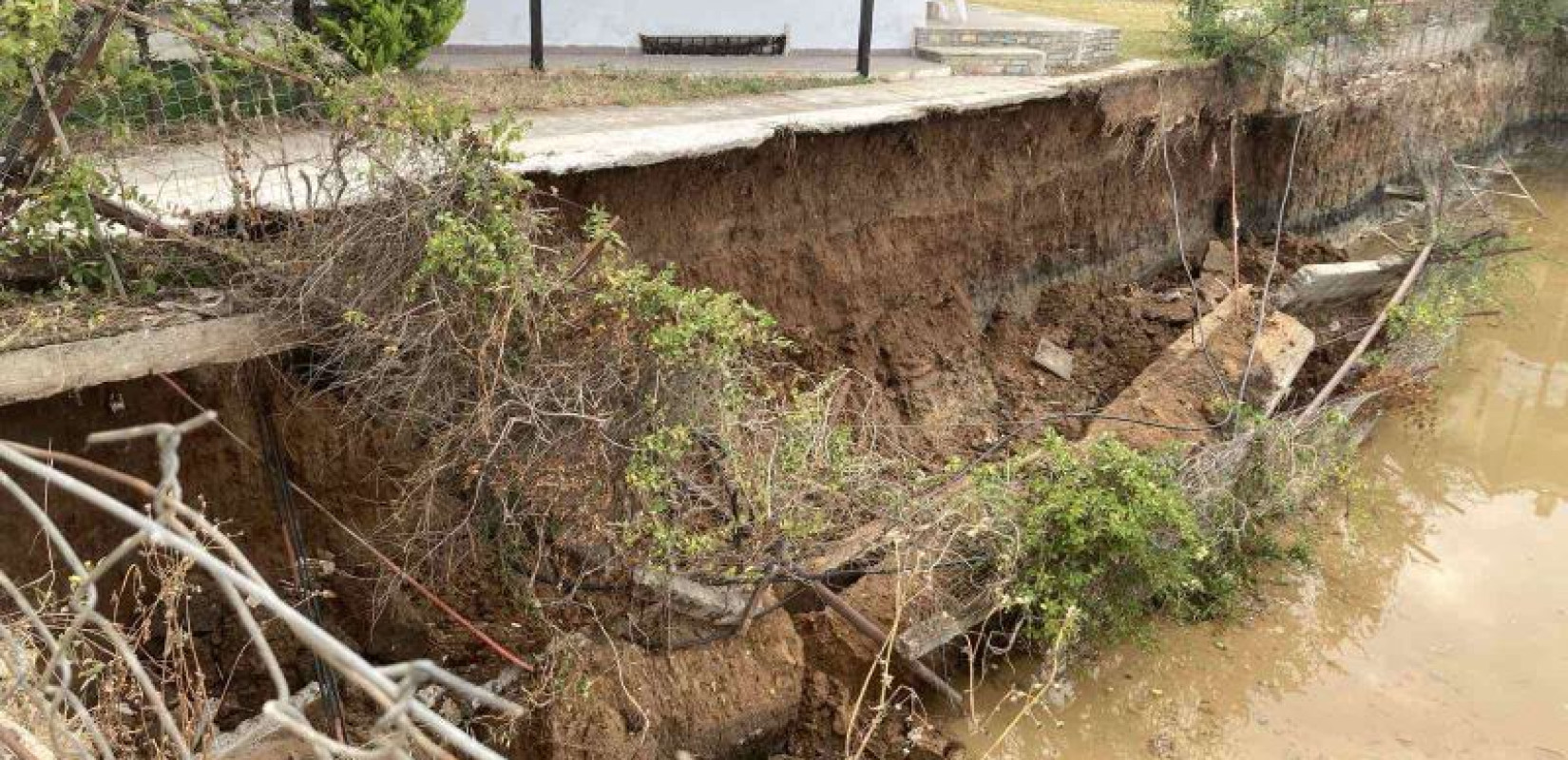 Ξεσπά ο δήμαρχος Σιθωνίας για το σκάμμα της Νικήτης: «Είναι πρωτοφανές, καμία υπηρεσία δεν επεμβαίνει»