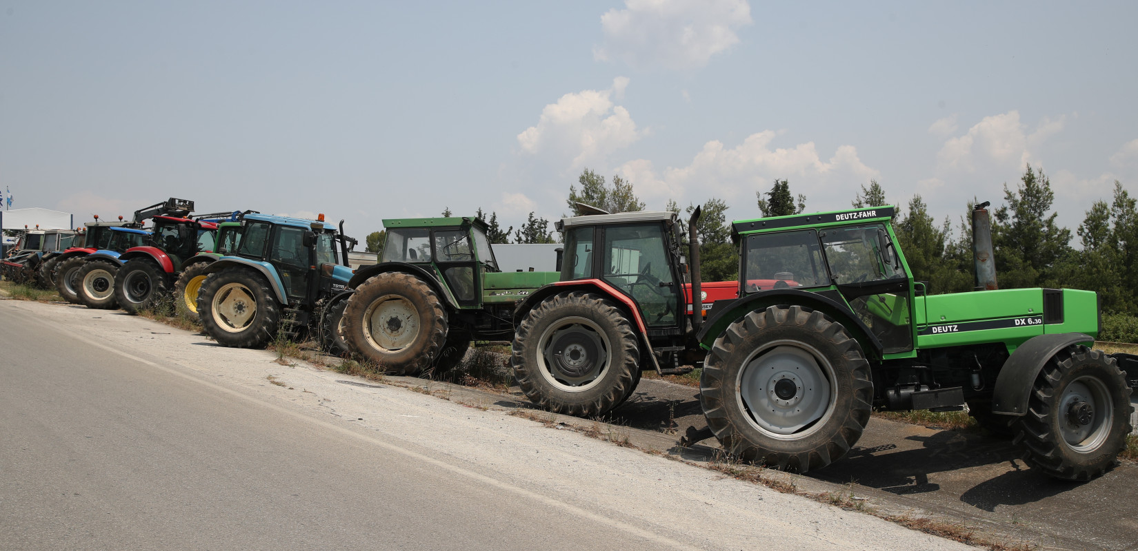 Θεσσαλονίκη: Αγρότες παρέταξαν τα τρακτέρ τους στον κόμβο Μεσημερίου διαμαρτυρόμενοι για τη μεταφορά του ΟΠΕΚΕΠΕ στην ΑΑΔΕ