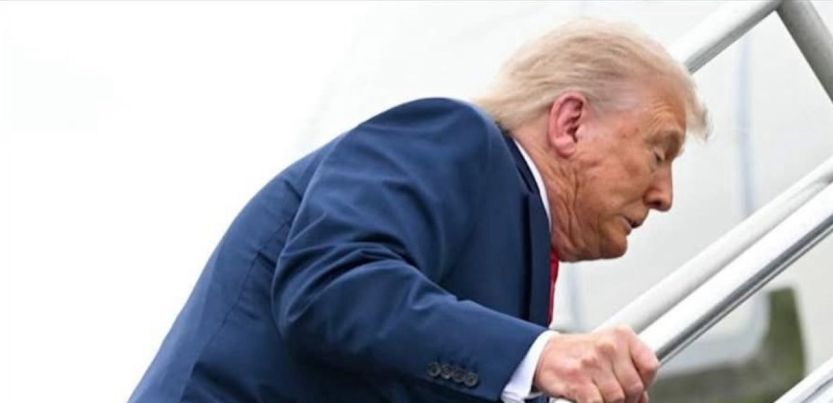 O Tραμπ έπαθε... Μπάιντεν: Viral το βίντεο με τον Αμερικανό πρόεδρο να σκοντάφτει ανεβαίνοντας το Air Force One