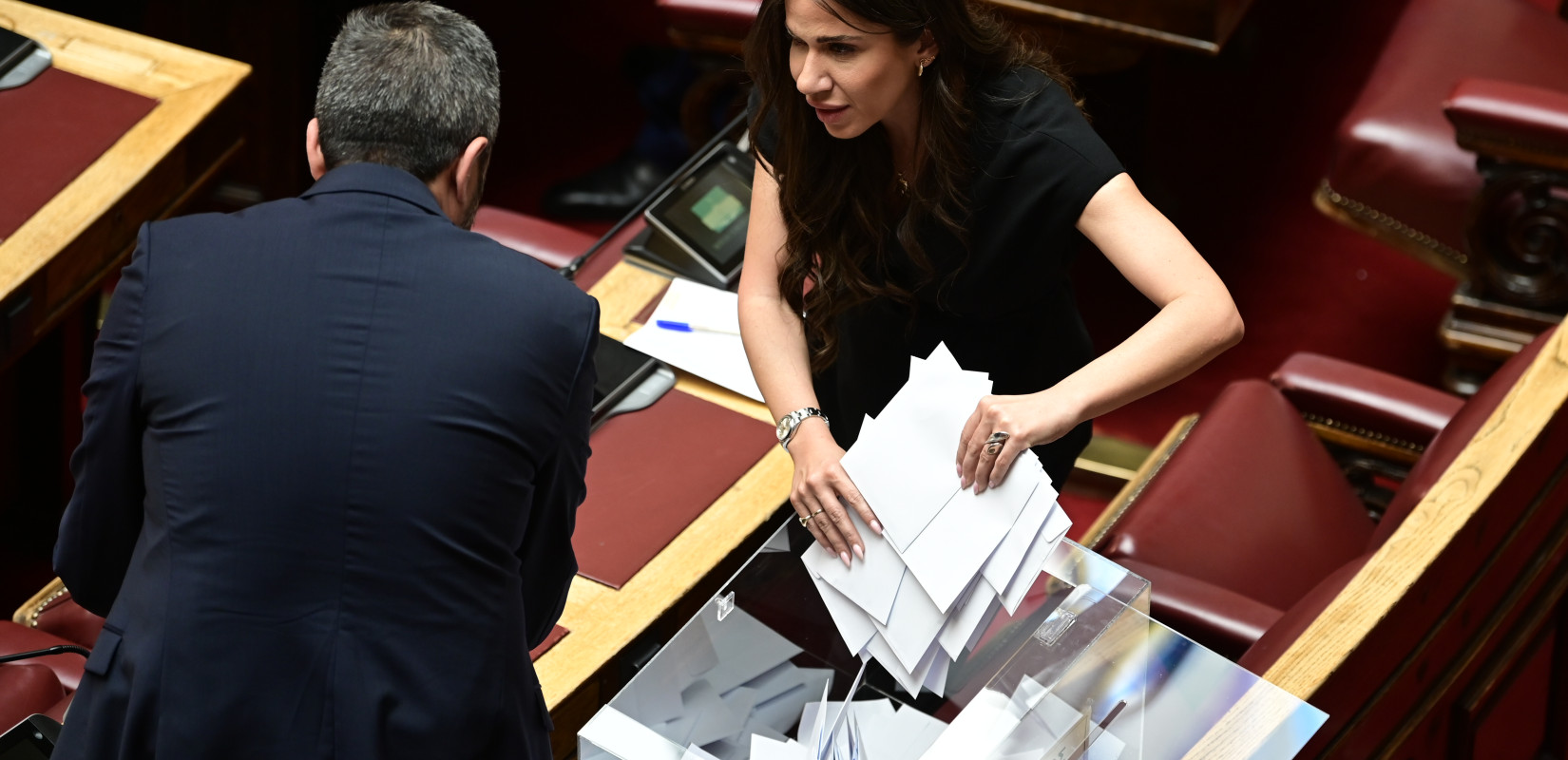 Βουλή - Τέμπη: Με 154 ναι πέρασε η πρόταση της ΝΔ για Προανακριτική και παραπομπή Καραμανλή - Η ψηφοφορία κάλπη-κάλπη