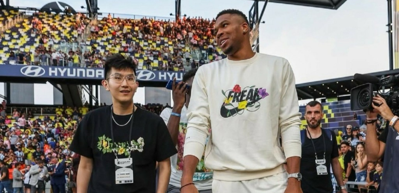 Μπάσκετ: Οι κιτρινόμαυρες καρδούλες του Γιάννη Αντετοκούνμπο για τον Άρη