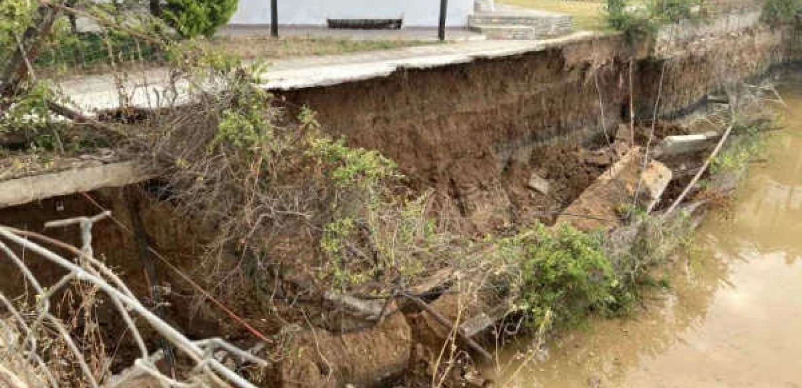 Χαλκιδική: Στo αστυνομικό τμήμα κρατήθηκε ο δήμαρχος Σιθωνίας - Αλληλομηνύσεις για το σκάμμα που υποχωρεί το έδαφος στην Νικητή