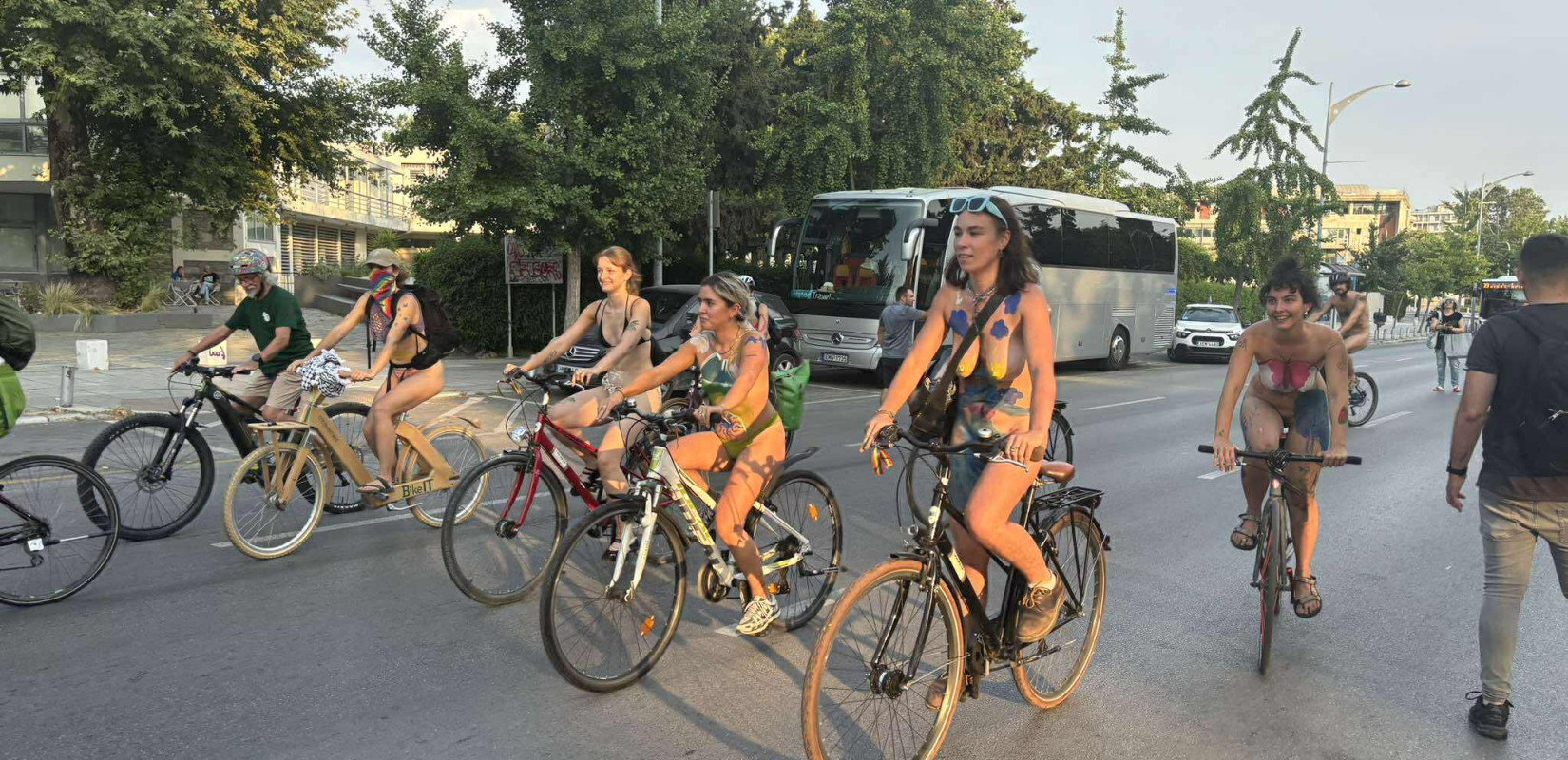«Σώμα μου, επιλογή μου»: Η 19η Γυμνή Ποδηλατοδρομία φέρνει διεκδικήσεις για μια πράσινη Θεσσαλονίκη