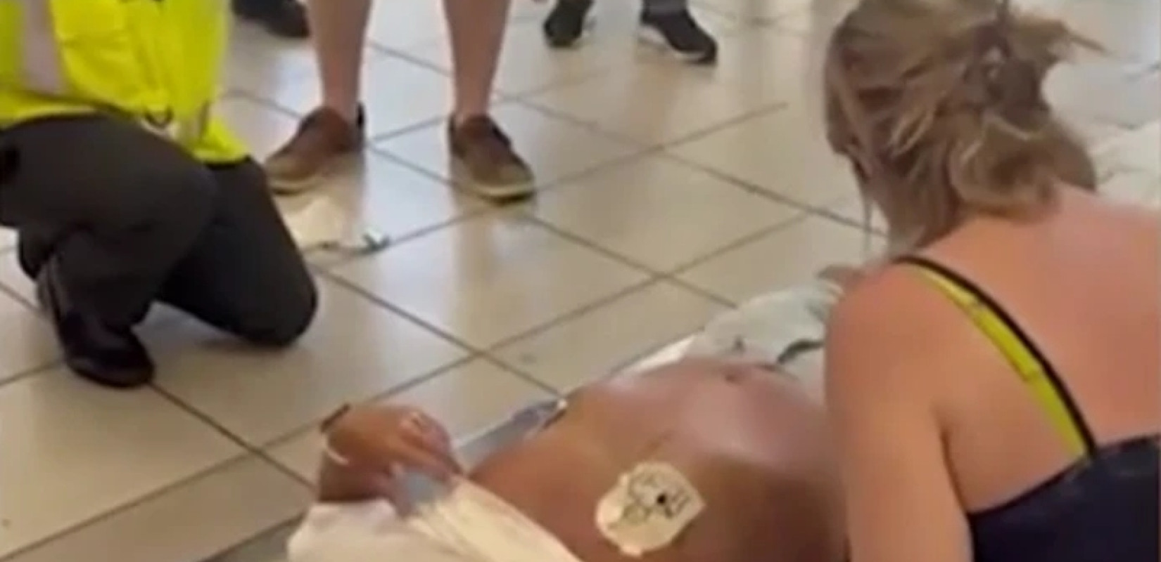 Ρόδος: Παιδίατρος έσωσε με ΚΑΡΠΑ άνδρα που έπαθε ανακοπή στο αεροδρόμιο - Συγκλονιστικό βίντεο