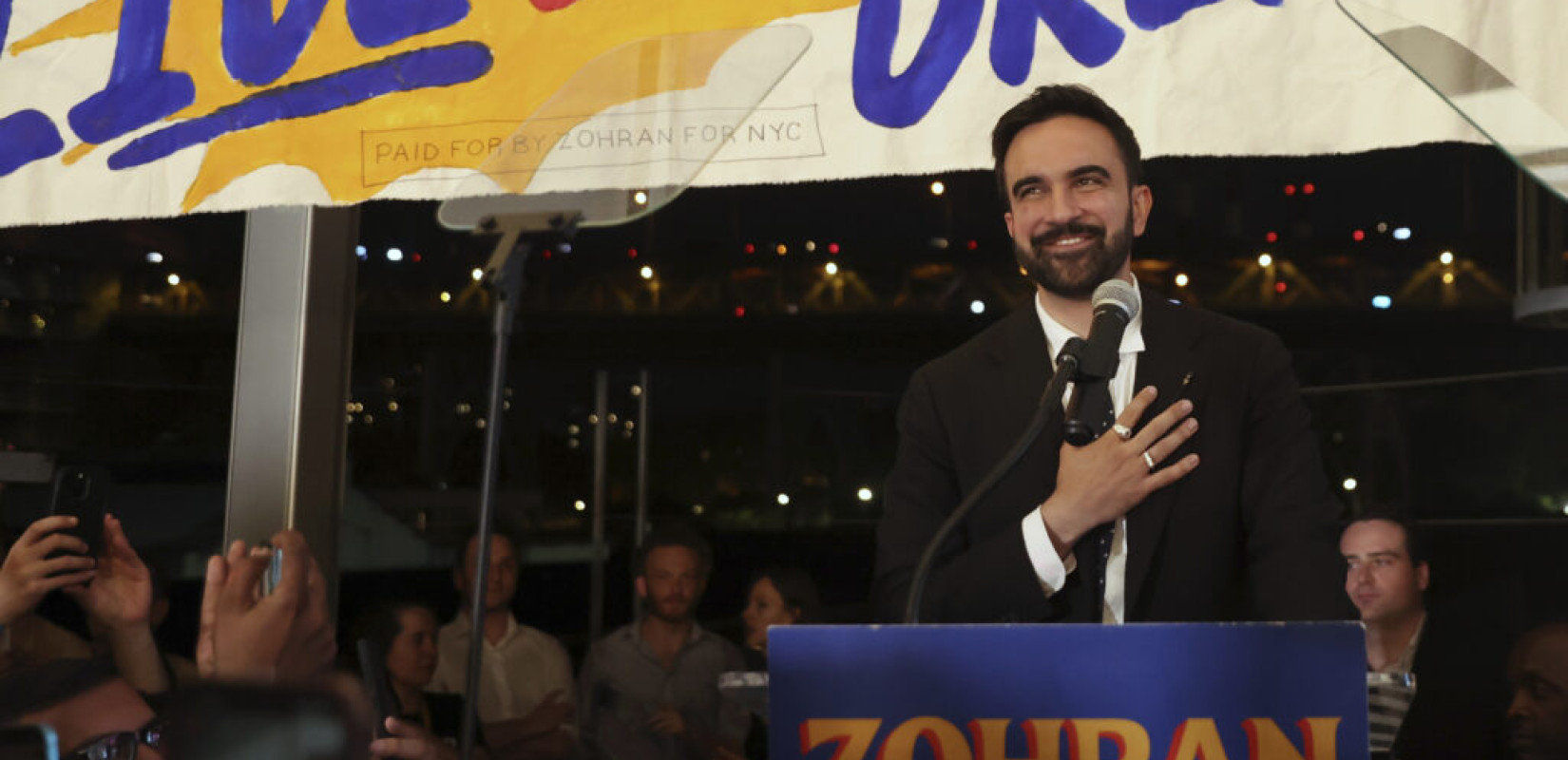 ΗΠΑ: Ποιος είναι ο Ζοχράν Μαμντάνι που πέτυχε αιφνιδιαστική νίκη στις εσωκομματικές εκλογές και θα διεκδικήσει τη δημαρχία της Νέας Υόρκης