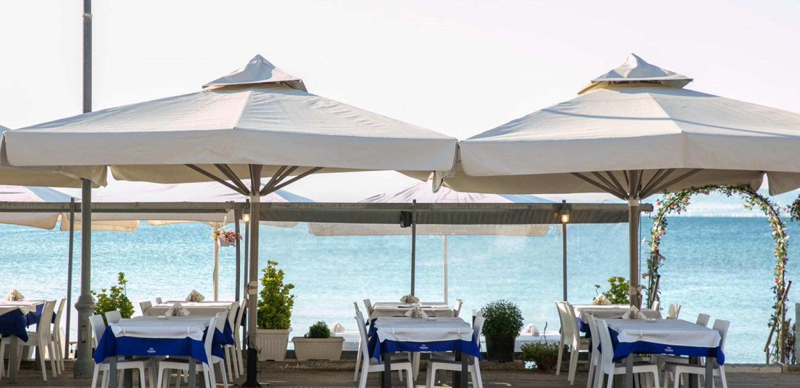 Αφιέρωμα: 12+1 από τις καλύτερες γαστρονομικές προτάσεις, για έξοδο με θέα θάλασσα, σε Περαία, Νέους Επιβάτες, Επανομή και Μηχανιώνα