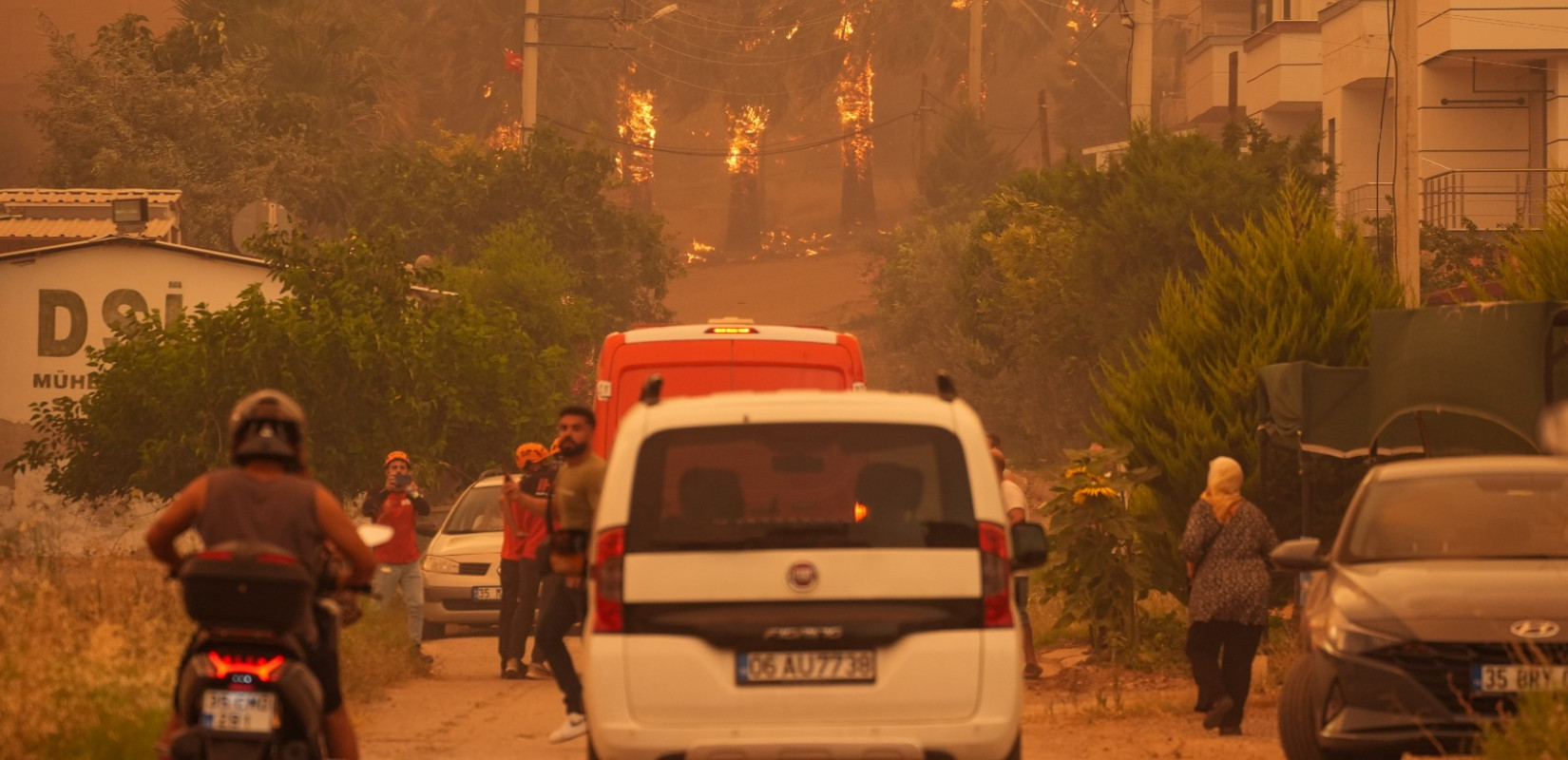Tουρκία: Συνεχείς αναζωπυρώσεις και μάχη των πυροσβεστών με τις φλόγες - Καίγεται για τρίτη μέρα η Σμύρνη (βίντεο)