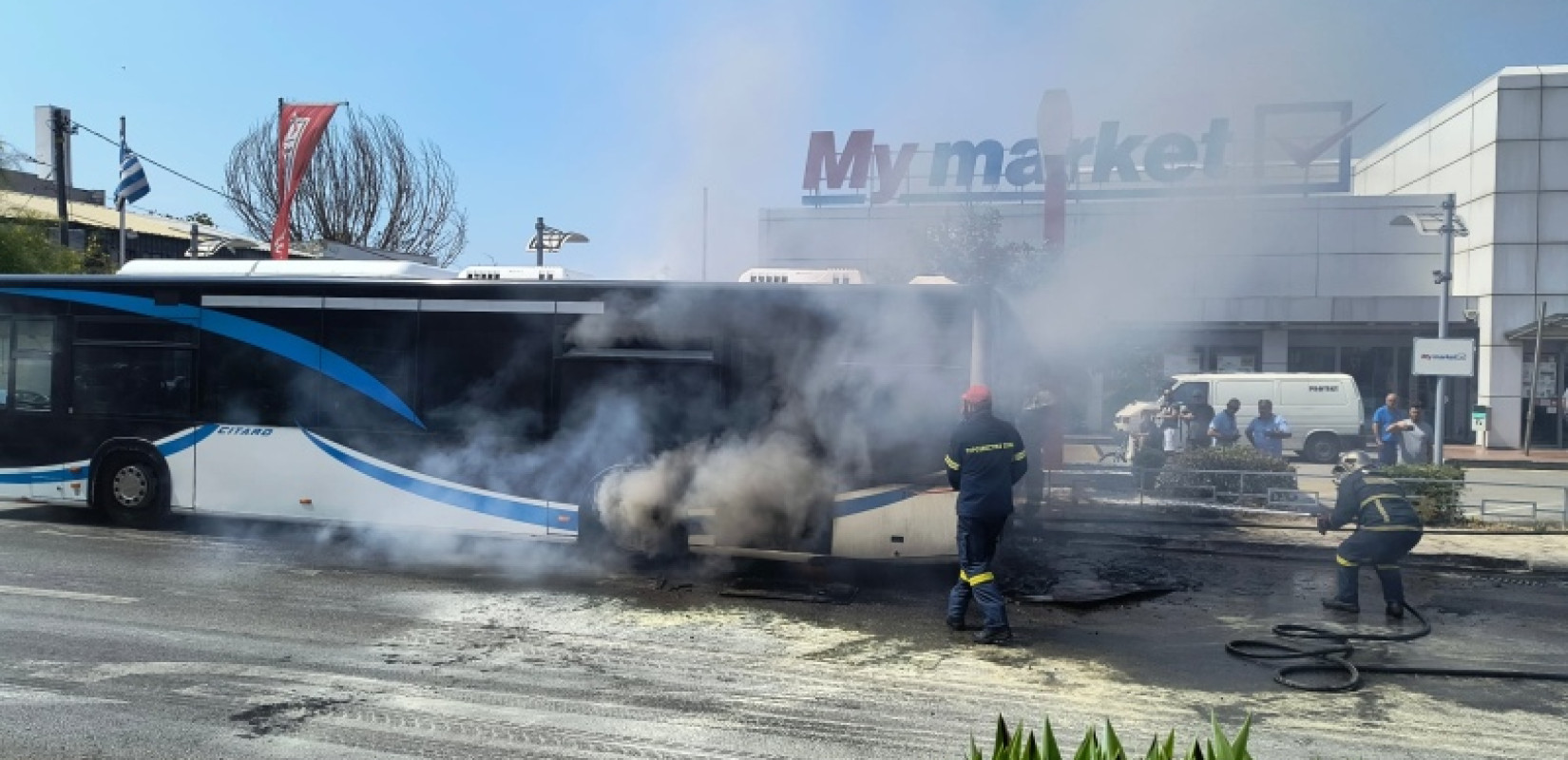 Βόλος: Έπιασε φωτιά αστικό λεωφορείο στην οδό Λαρίσης - Στο πόδι η Πυροσβεστική (βίντεο)