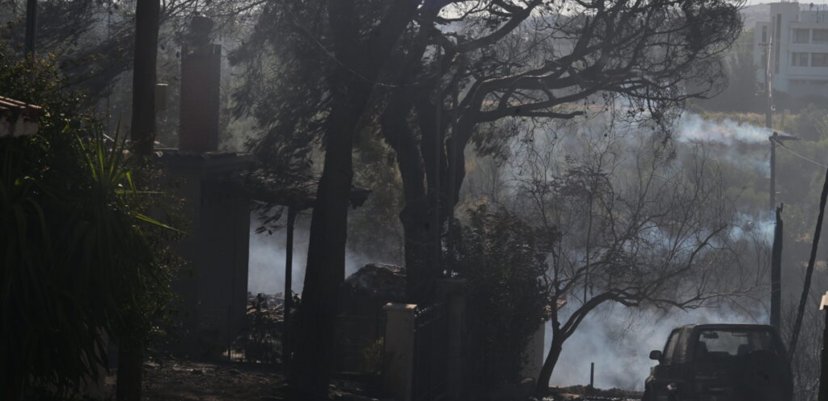 Σε ύφεση η φωτιά σε Ραφήνα - Πικέρμι, κάηκαν σπίτια - 57 απεγκλωβισμοί (βίντεο)