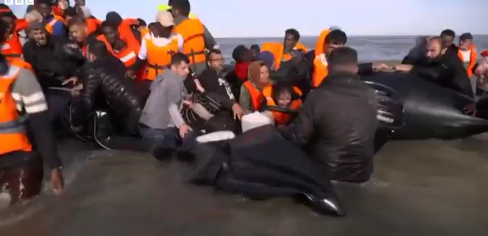 Απίστευτο περιστατικό στην Γαλλία: Αστυνομικοί έσκισαν βάρκα με μετανάστες (βίντεο)