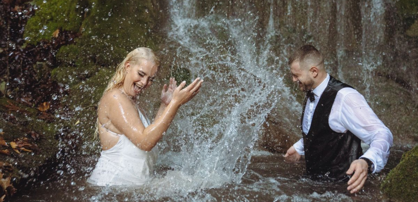 Ο καταρράκτες της βόρειας Ελλάδας μαγνητίζουν τα νεόνυμφα ζευγάρια – Viral οι γαμήλιες φωτογραφίσεις